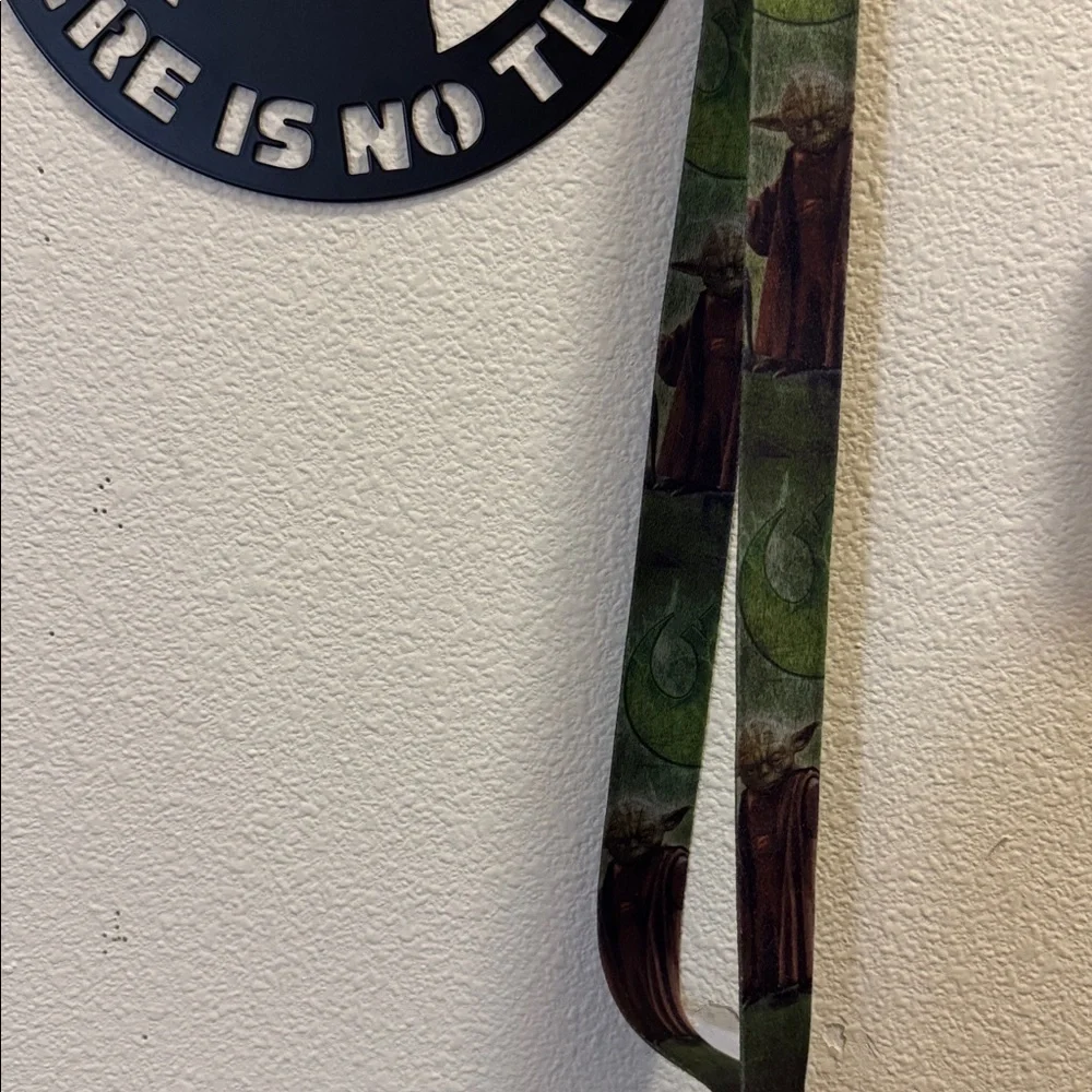 Vintage Star Wars Yoda lanyard. Great used condition. Squeeze clip separator.